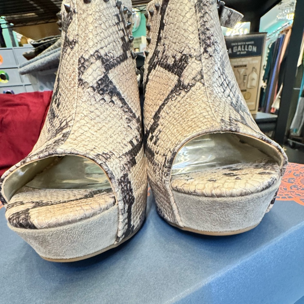 New Platform Snake & Metallic Stud Open Toe Shoe- multiple sizes - Picture 3 of 8